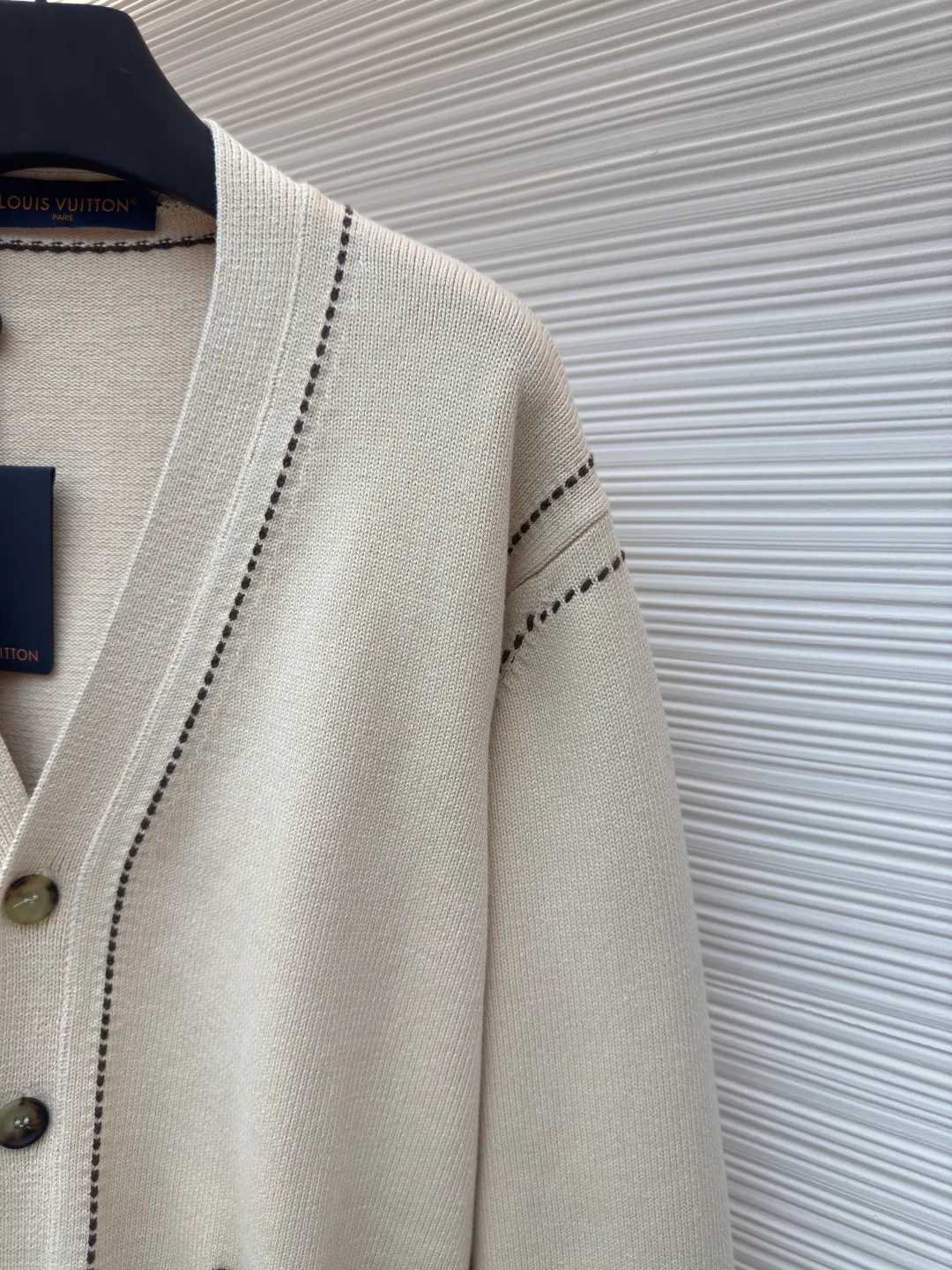 LOUIS VUITTON pocket letter cardigan ●Authentic product: Purchased and developed at 13600 ●Item number: 1680423-B70 ●Fabric: wool fabric ●Technology: knitting ●Version: loose fit ●Weight: about 850 grams ●Size: XS-S-M-L ●Description: Made of customized wool yarn, the yarn is dyed and dyed with reference to the original version. The color similarity is as high as 95%. It is knitted using Stoll 12-pin ultra-fine needle clock machine imported from Germany. It is knitted using a needle-moving shaking table. During knitting, 6 sand spits are used to alternately knit back and forth. Each piece takes 300 minutes. It is not knitted like those ordinary computerized flat knitting machines. In order to rush the goods efficiently, the speed is turned to the limit, and the stitches of the knitted garments are different in size. The overall wiring is straight and delicate, the fabric is comfortable and soft, and the color is consistent without color difference. It can be matched with the same style to create a fashionable look and control various occasions. Customized accessories, complete with three standards, same style for men and women!